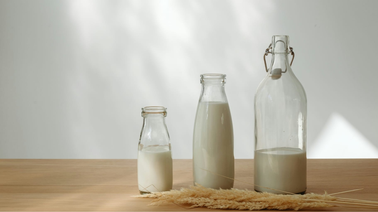 молоко, бутылки, стол