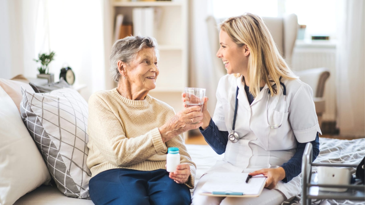 уход за пожилыми и инвалидами, сиделка