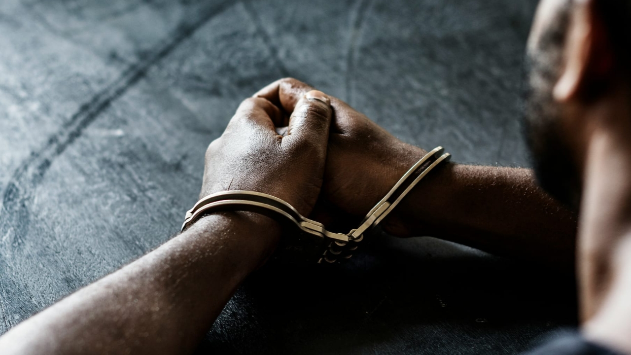 преступник, наручники, задержание